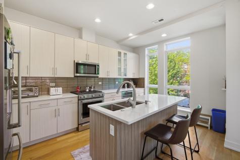 4627 North Beacon Street Chicago IL 60640