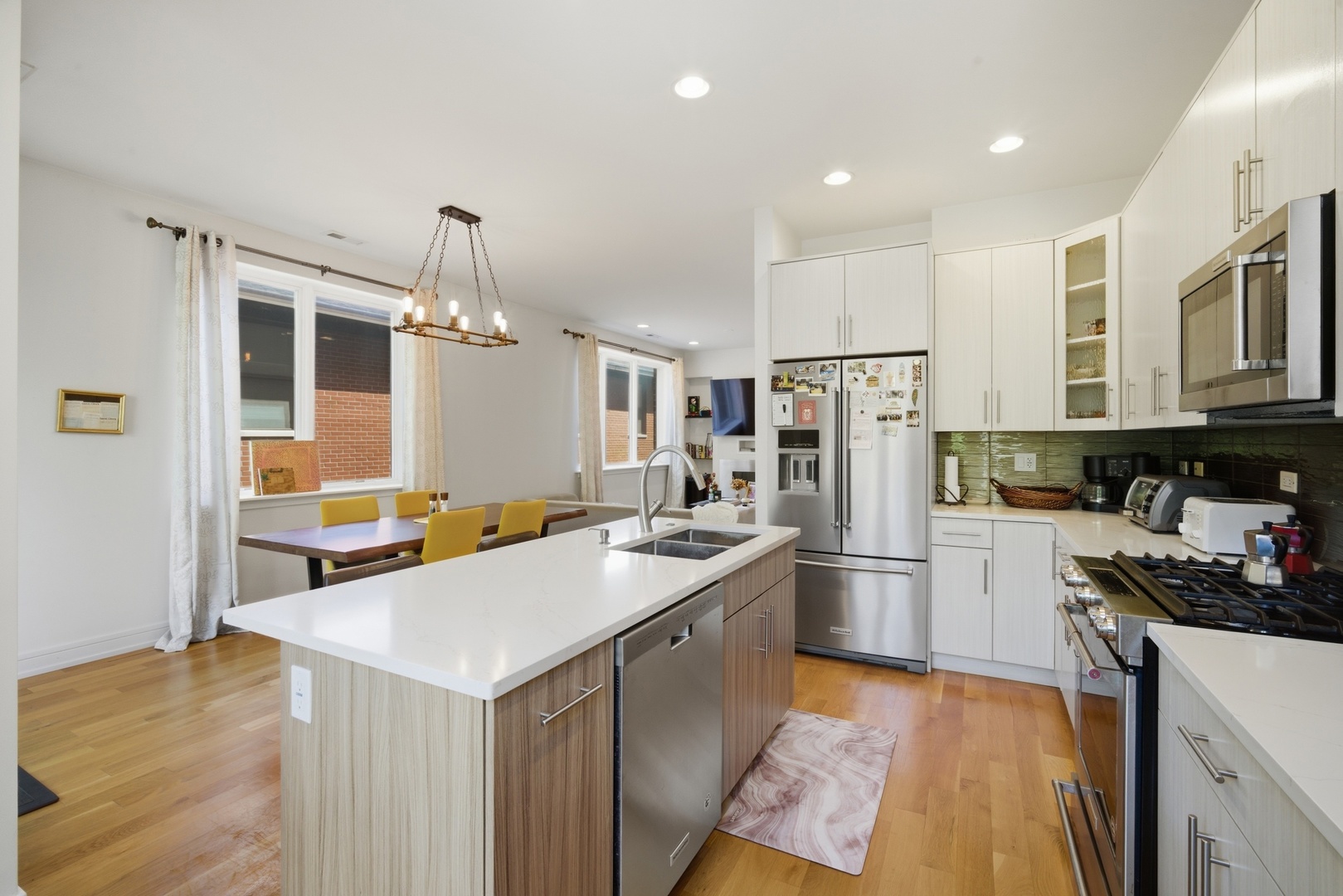 4627 North Beacon Street Chicago IL 60640
