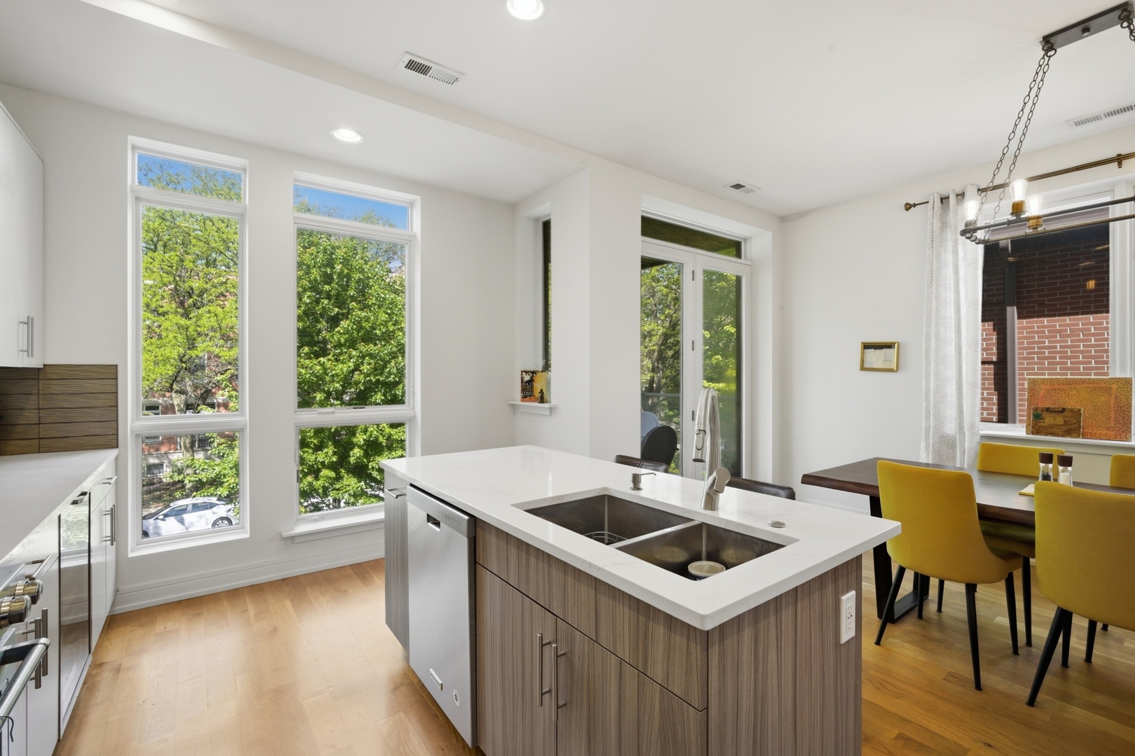 4627 North Beacon Street Chicago IL 60640