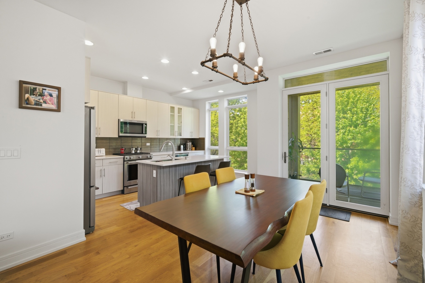 4627 North Beacon Street Chicago IL 60640