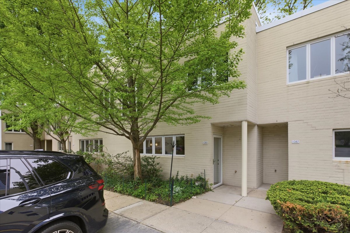 1085 South Park Terrace Chicago IL 60605