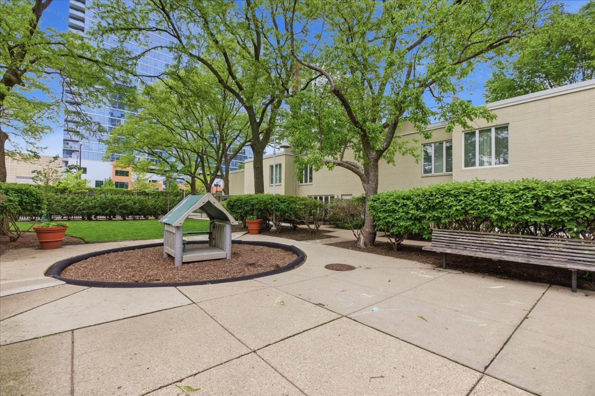 1085 South Park Terrace Chicago IL 60605