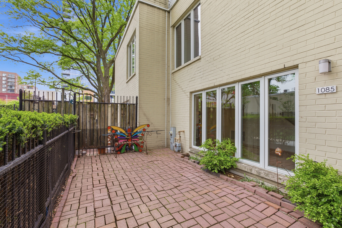 1085 South Park Terrace Chicago IL 60605