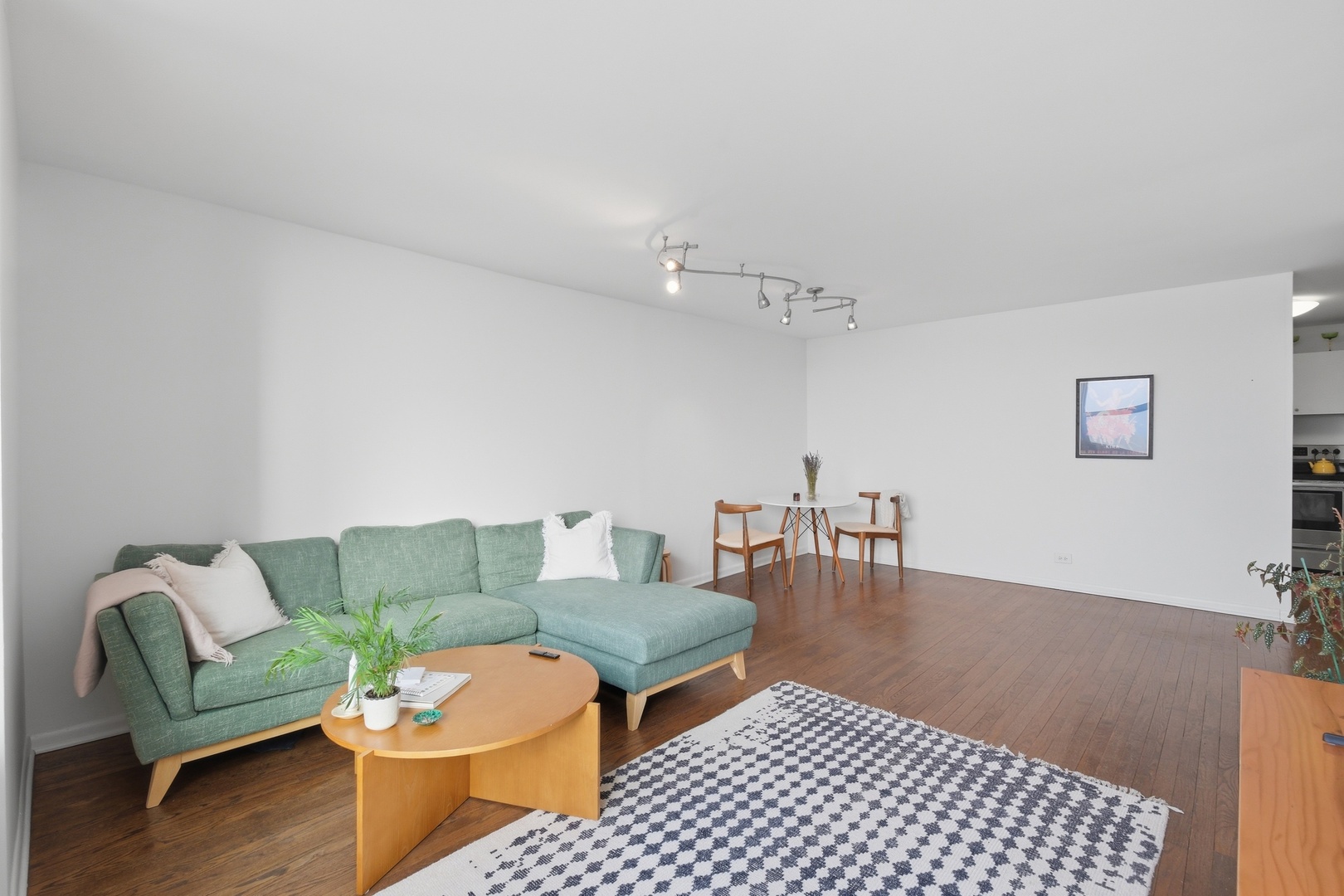 720 West Gordon Terrace Chicago IL 60613