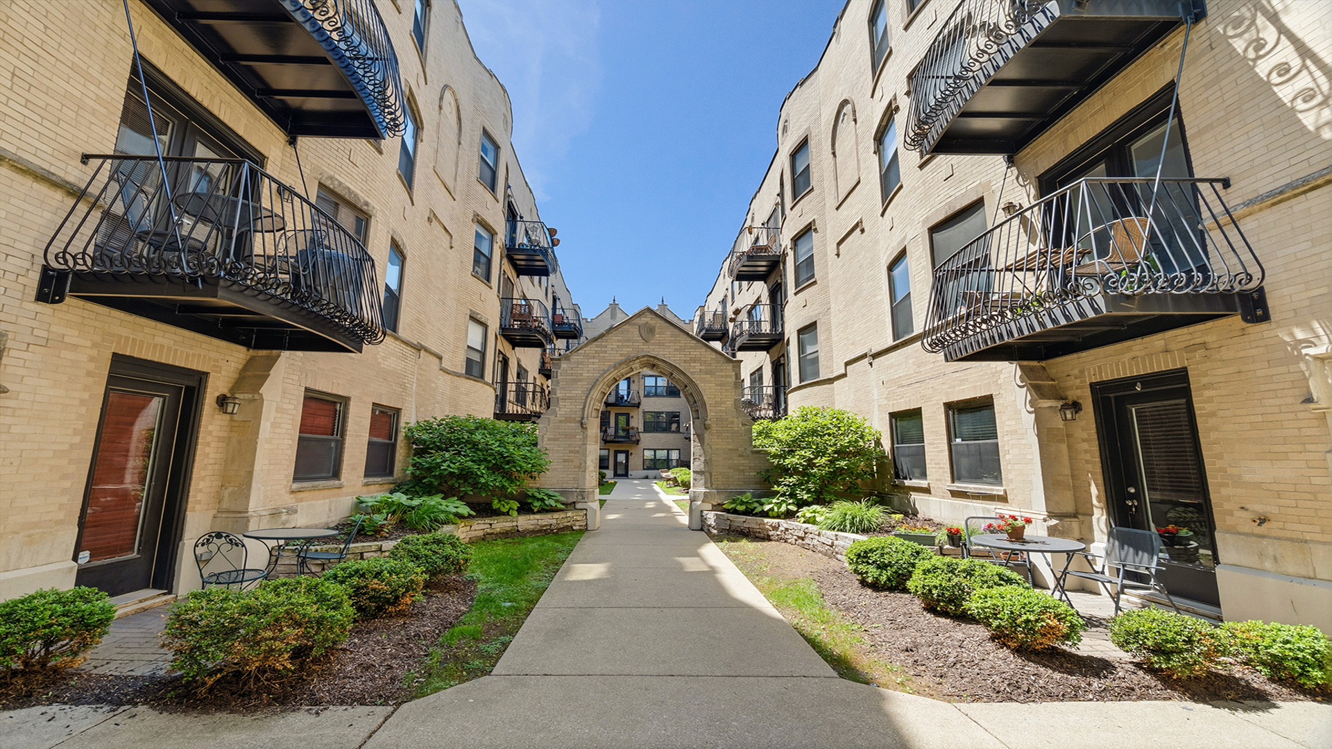 4442 North Damen Avenue Chicago IL 60625