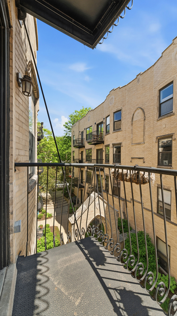 4442 North Damen Avenue Chicago IL 60625