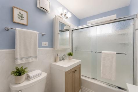 6035 North Damen Avenue Chicago IL 60659