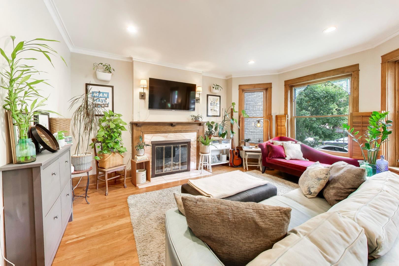 3808 North Pine Grove Avenue Chicago IL 60613