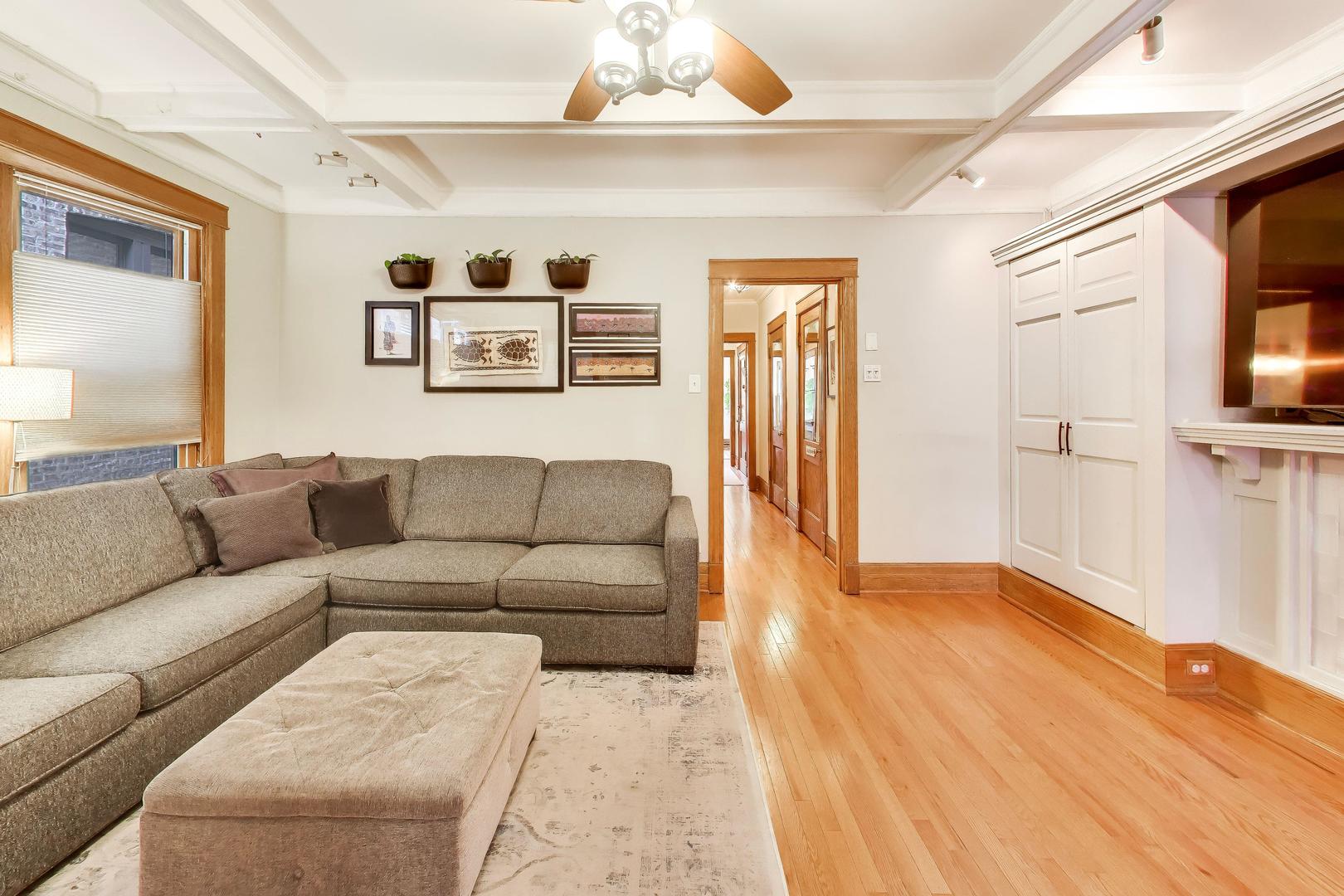3808 North Pine Grove Avenue Chicago IL 60613