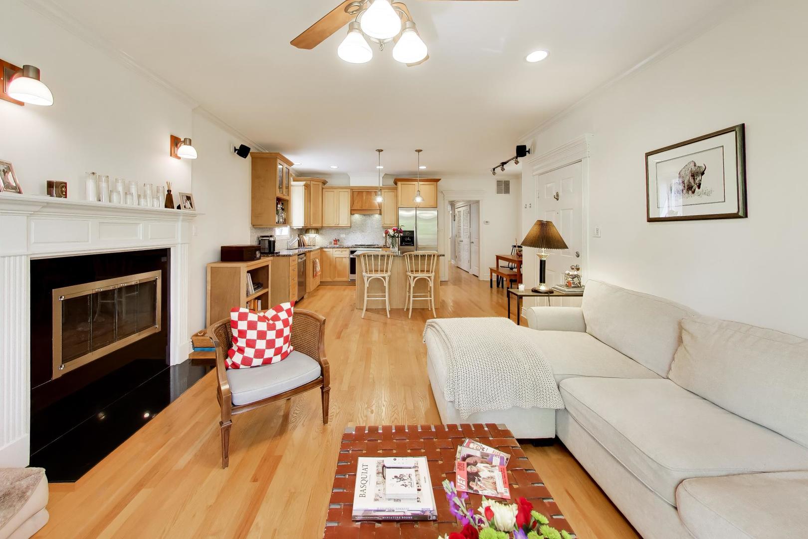 5526 North Winthrop Avenue Chicago IL 60640
