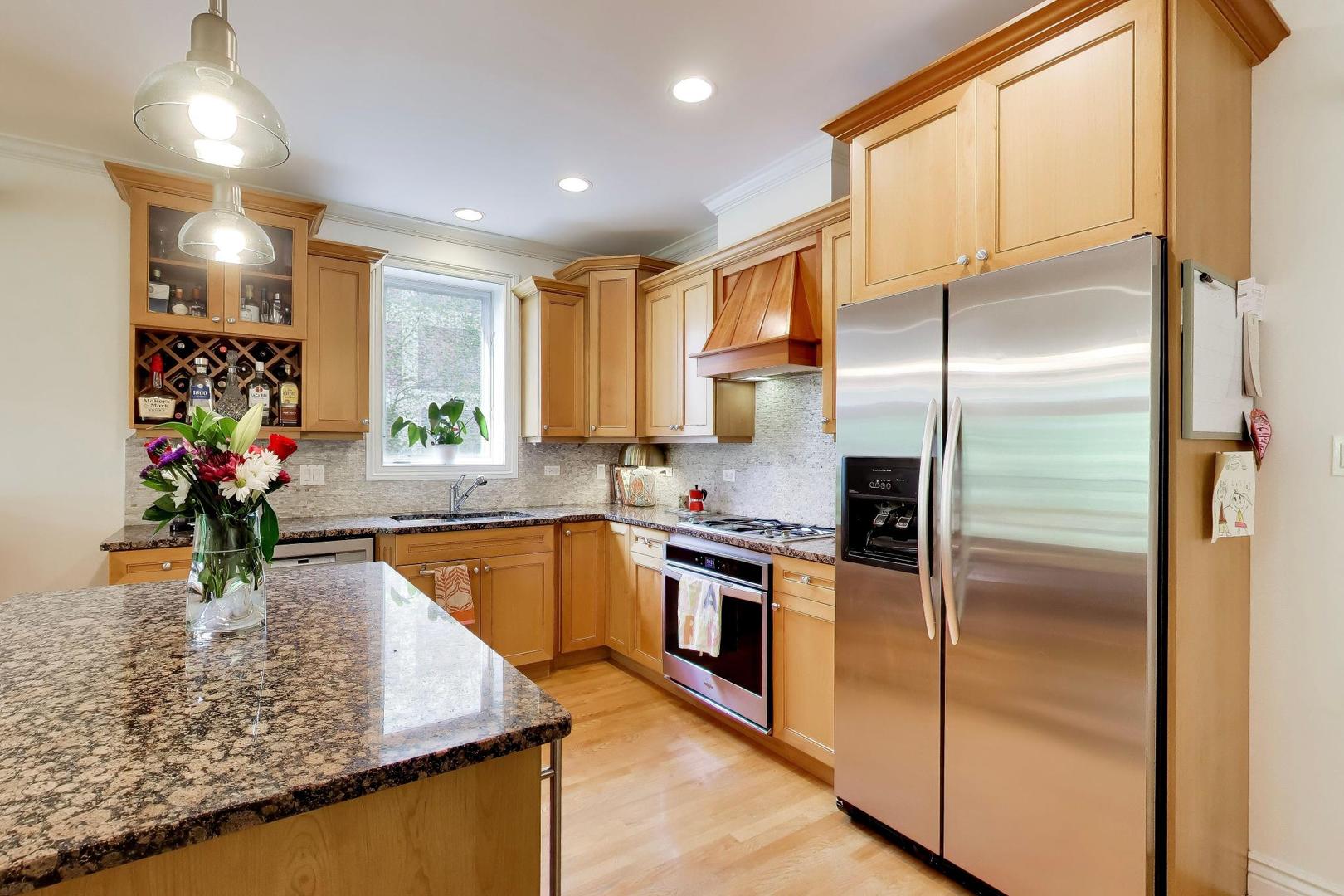 5526 North Winthrop Avenue Chicago IL 60640
