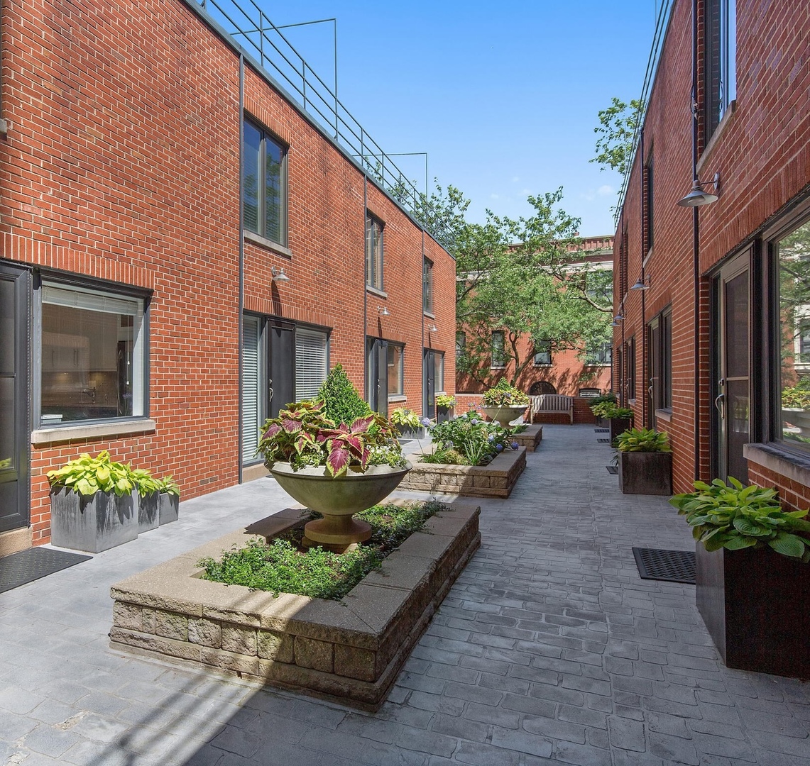 205 West Eugenie Street Chicago IL 60614