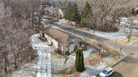 870 47TH Avenue East Moline IL 61244