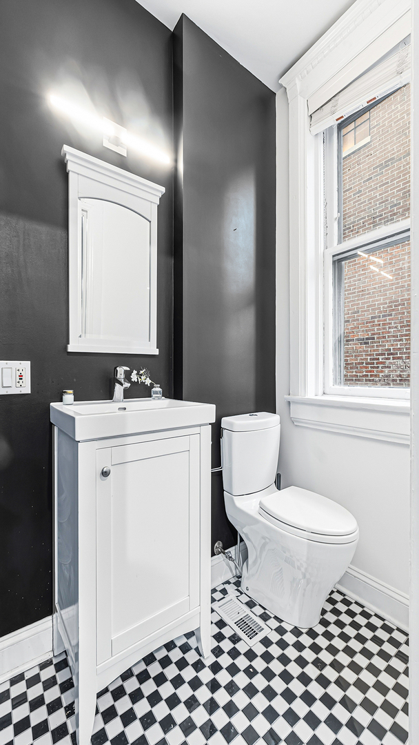 1049 West Wellington Avenue Chicago IL 60657