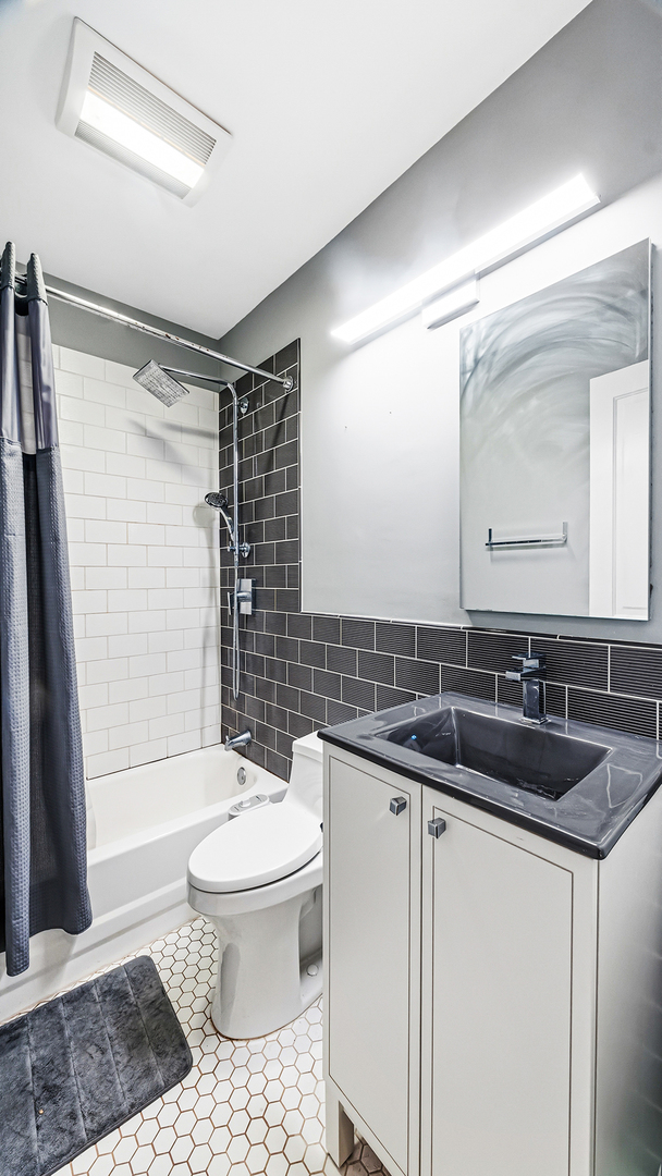 1049 West Wellington Avenue Chicago IL 60657