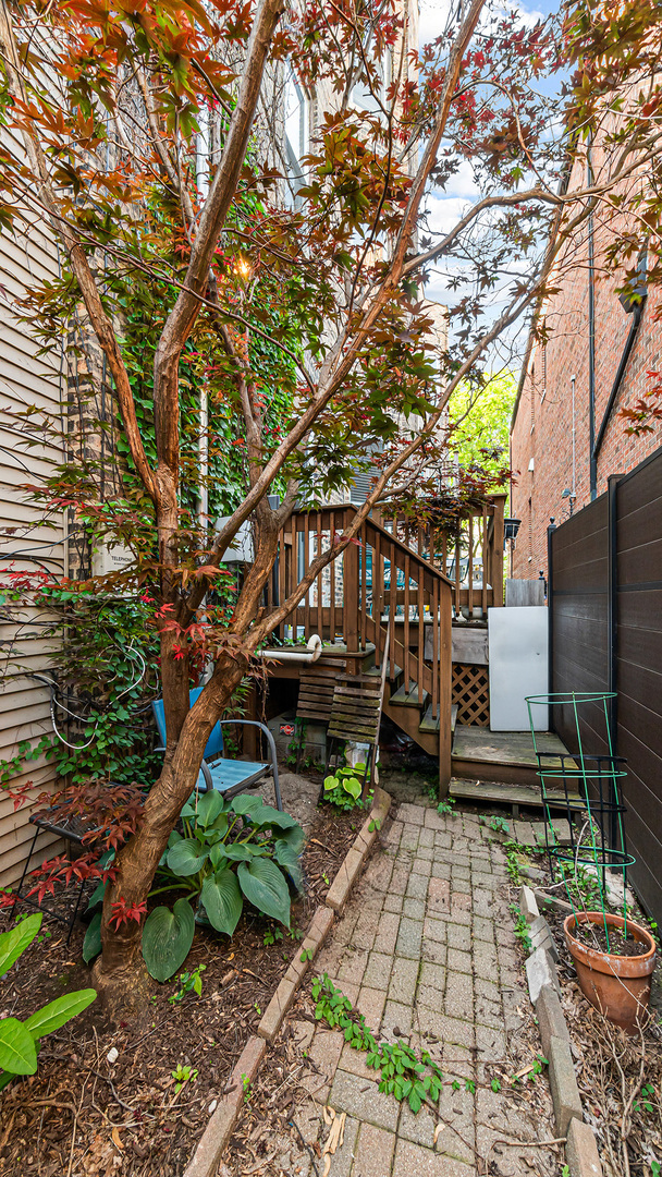 1049 West Wellington Avenue Chicago IL 60657