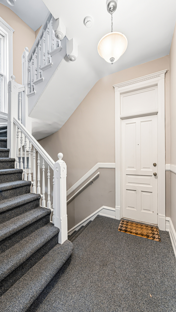 1049 West Wellington Avenue Chicago IL 60657