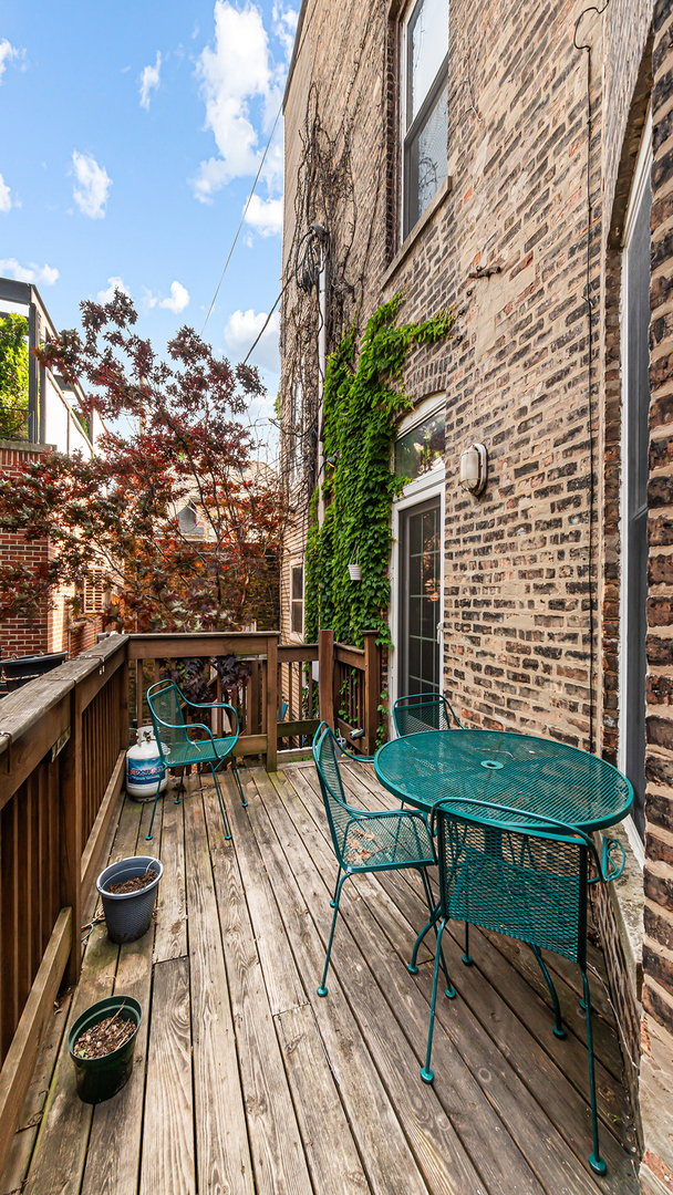 1049 West Wellington Avenue Chicago IL 60657