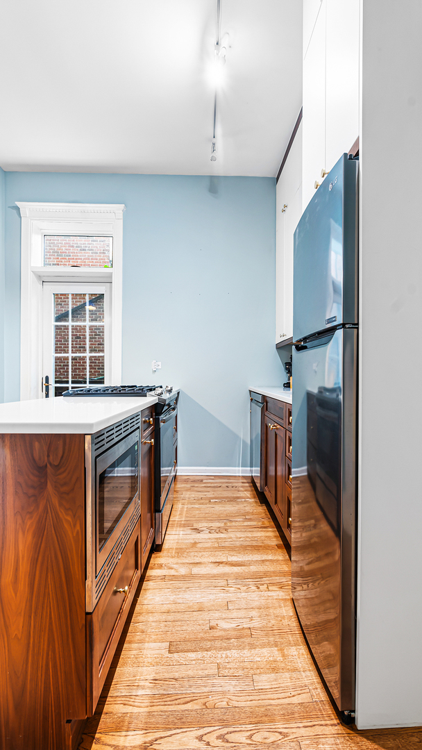 1049 West Wellington Avenue Chicago IL 60657