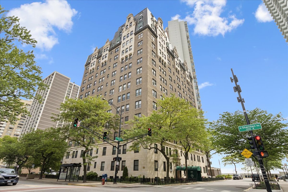 6101 North Sheridan Road Chicago IL 60660