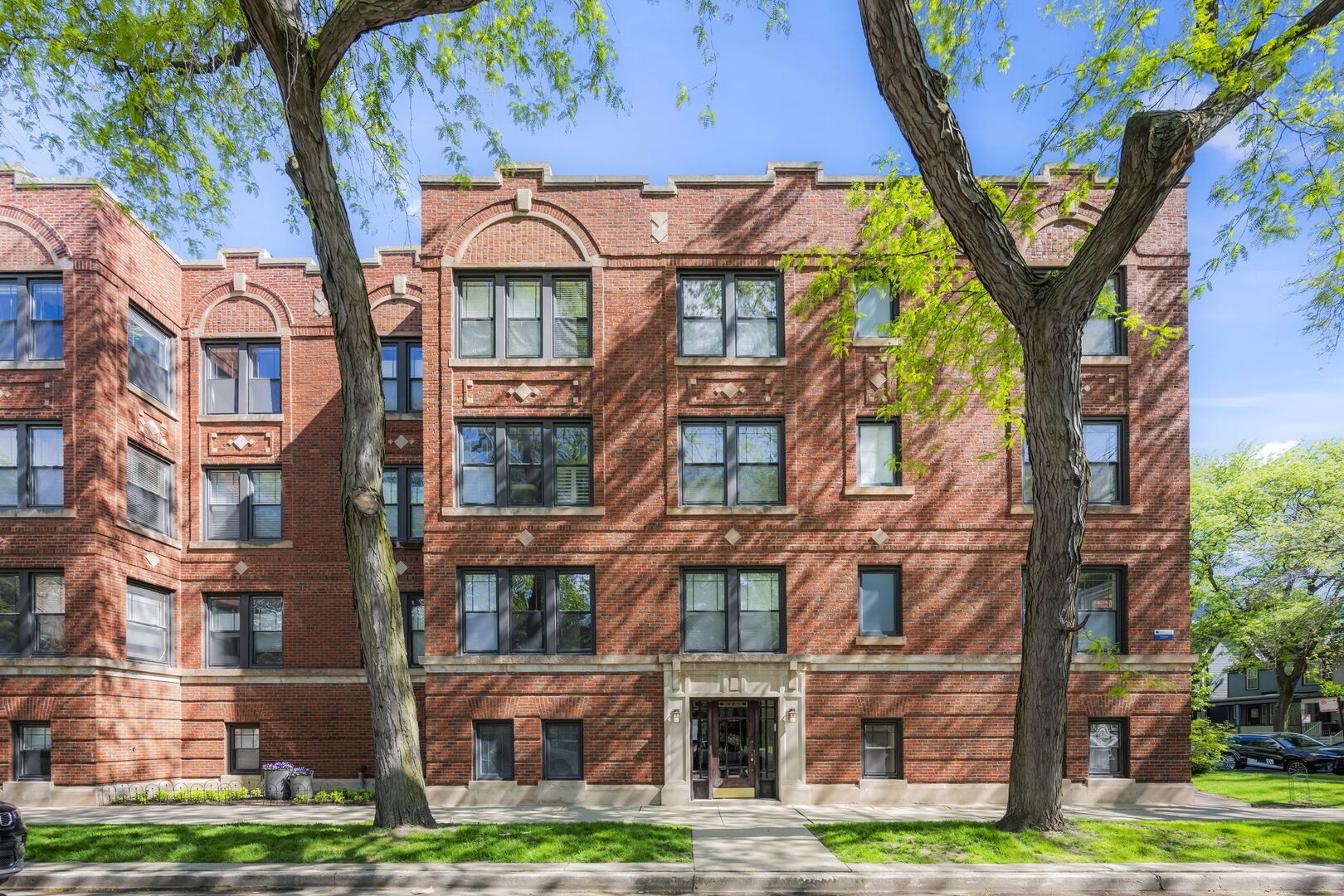 1504 West Cullom Avenue Chicago IL 60613