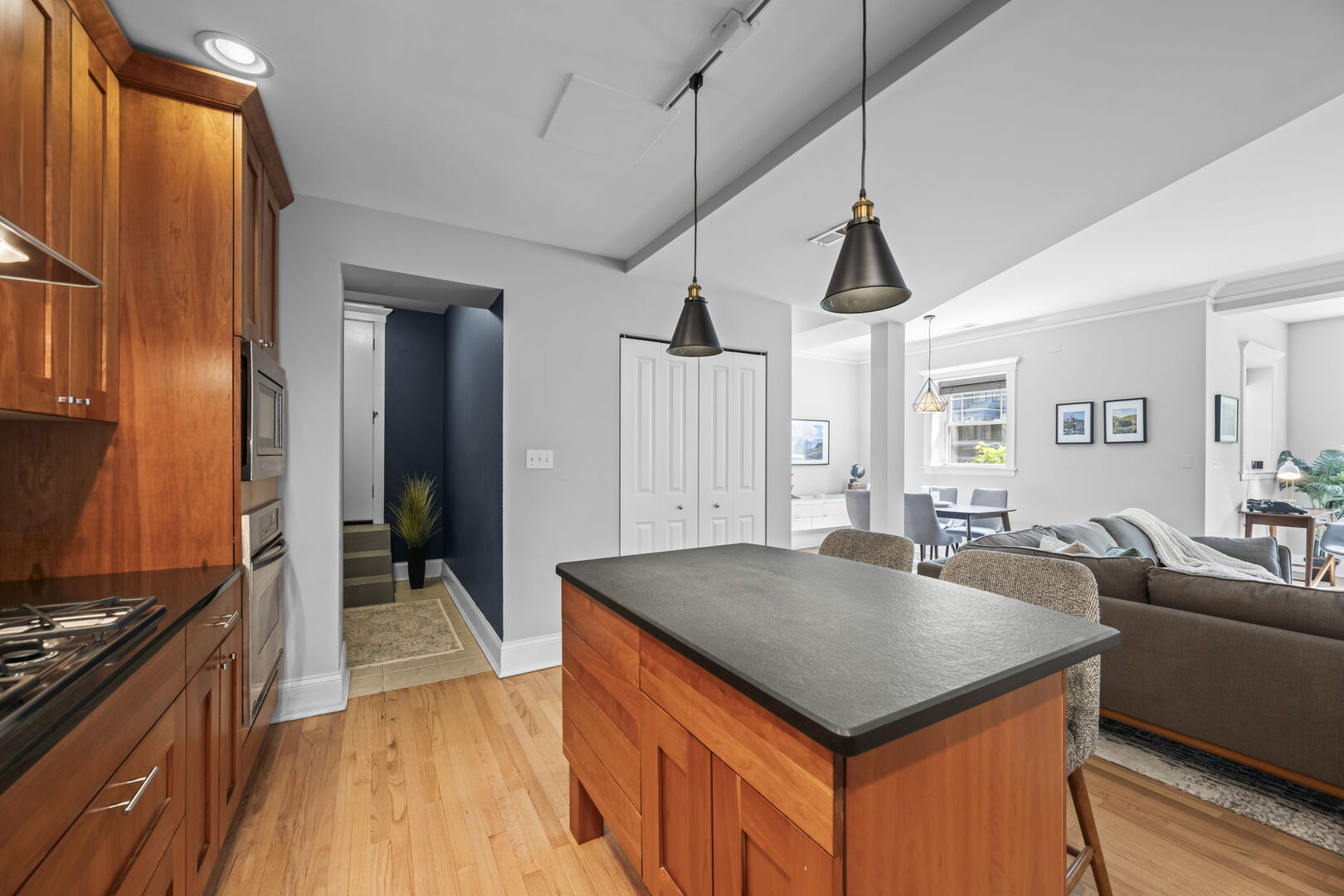 1504 West Cullom Avenue Chicago IL 60613