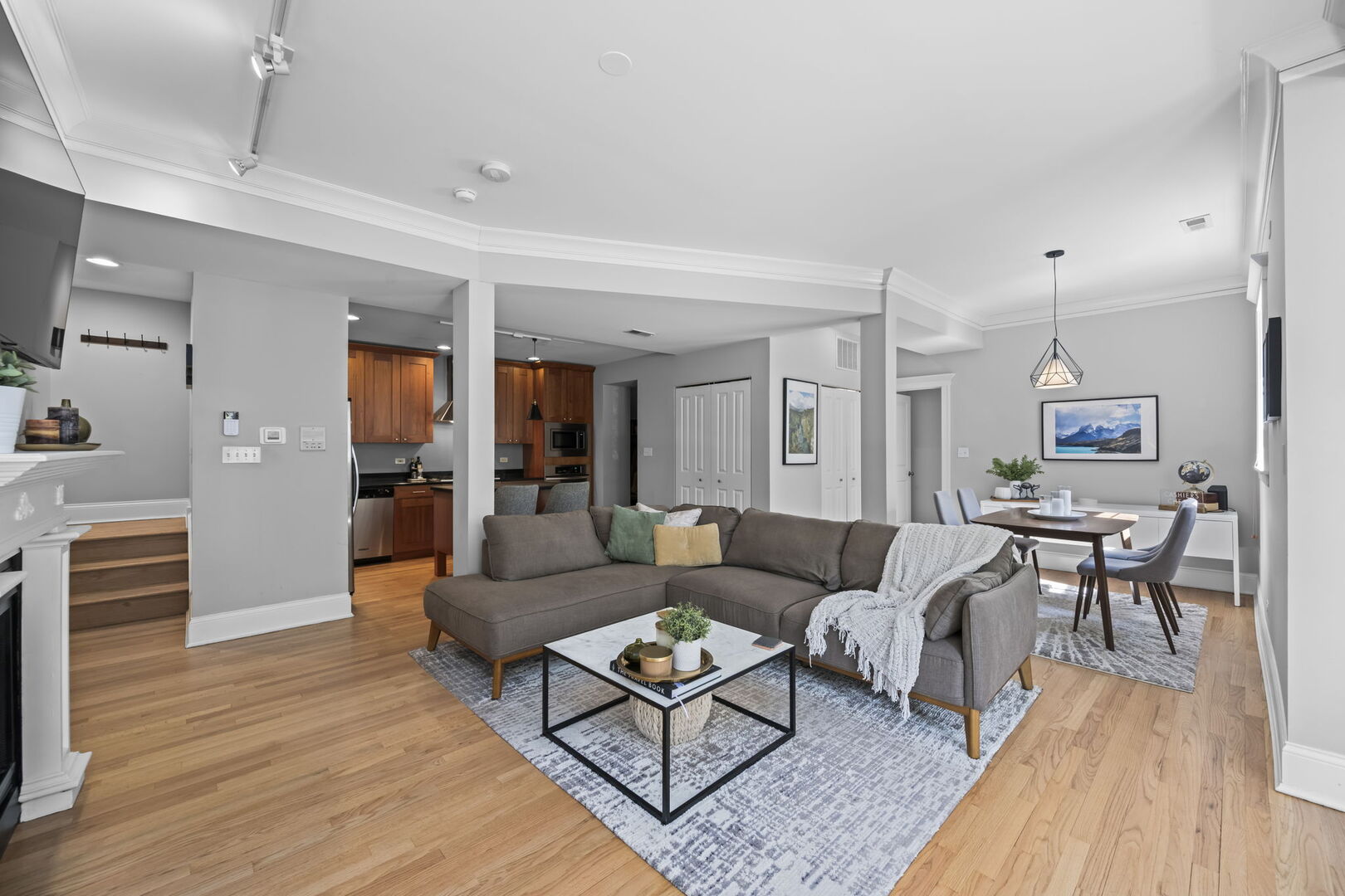 1504 West Cullom Avenue Chicago IL 60613