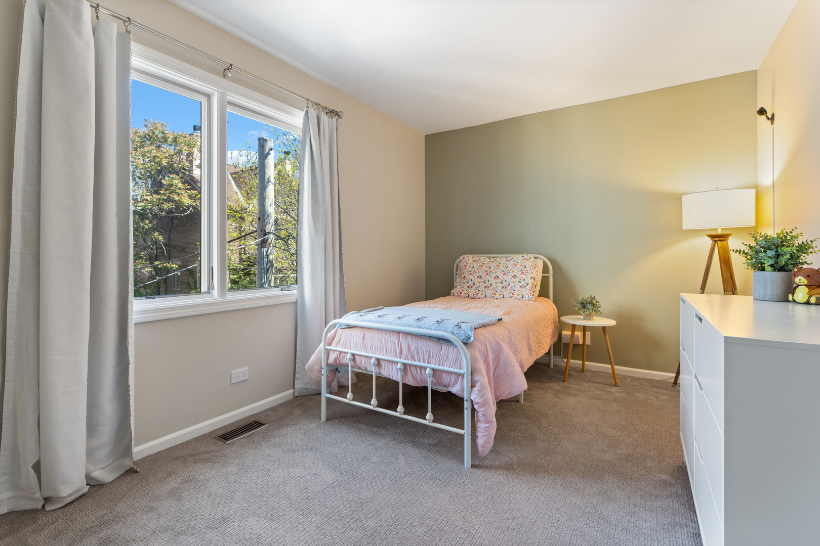 2740 North Janssen Avenue Chicago IL 60614