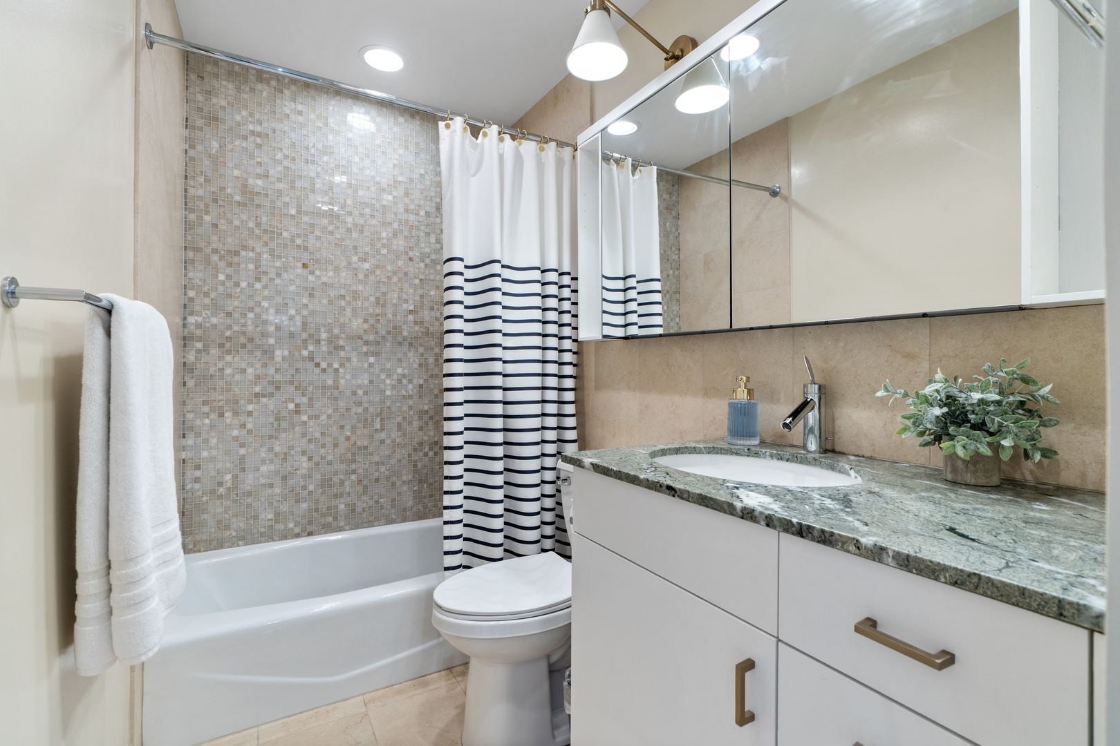 2740 North Janssen Avenue Chicago IL 60614