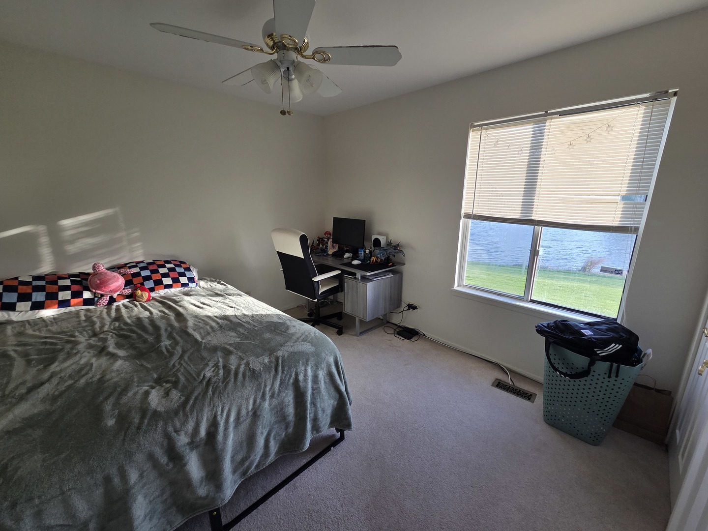 390 Springlake Lane Aurora IL 60504