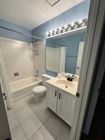 1619 Woodcrest Circle Mundelein IL 60060