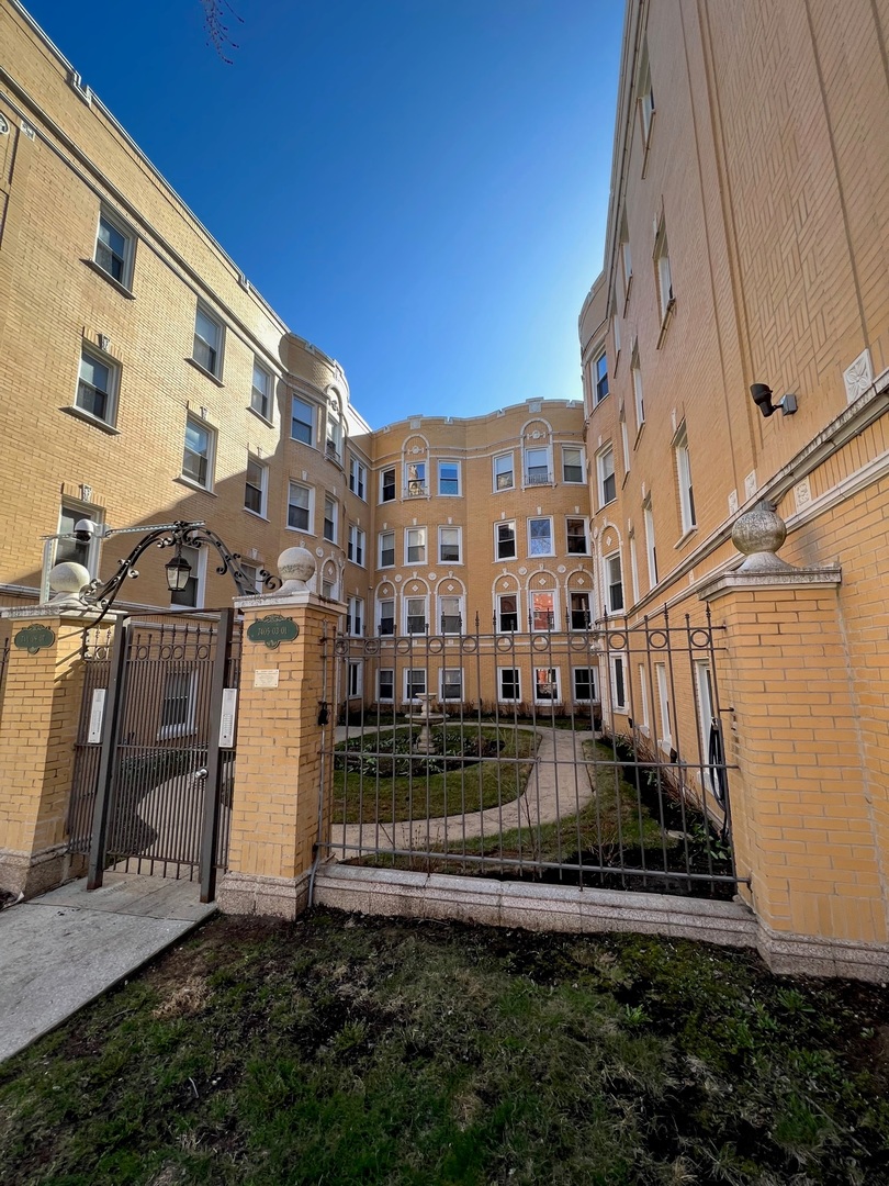 7411 North Hoyne Avenue Chicago IL 60645