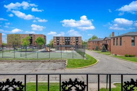 9342 Landings Lane Des Plaines IL 60016