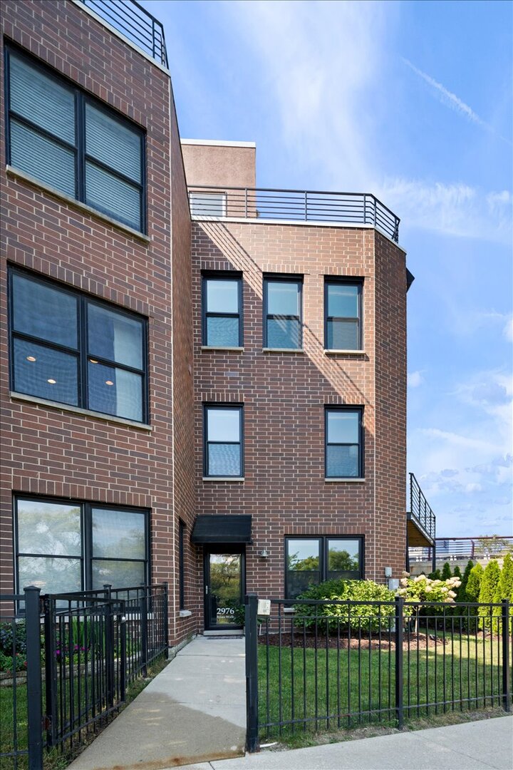 2976 North Riverwalk Drive Chicago IL 60618