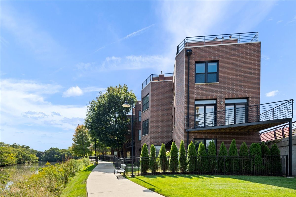 2976 North Riverwalk Drive Chicago IL 60618
