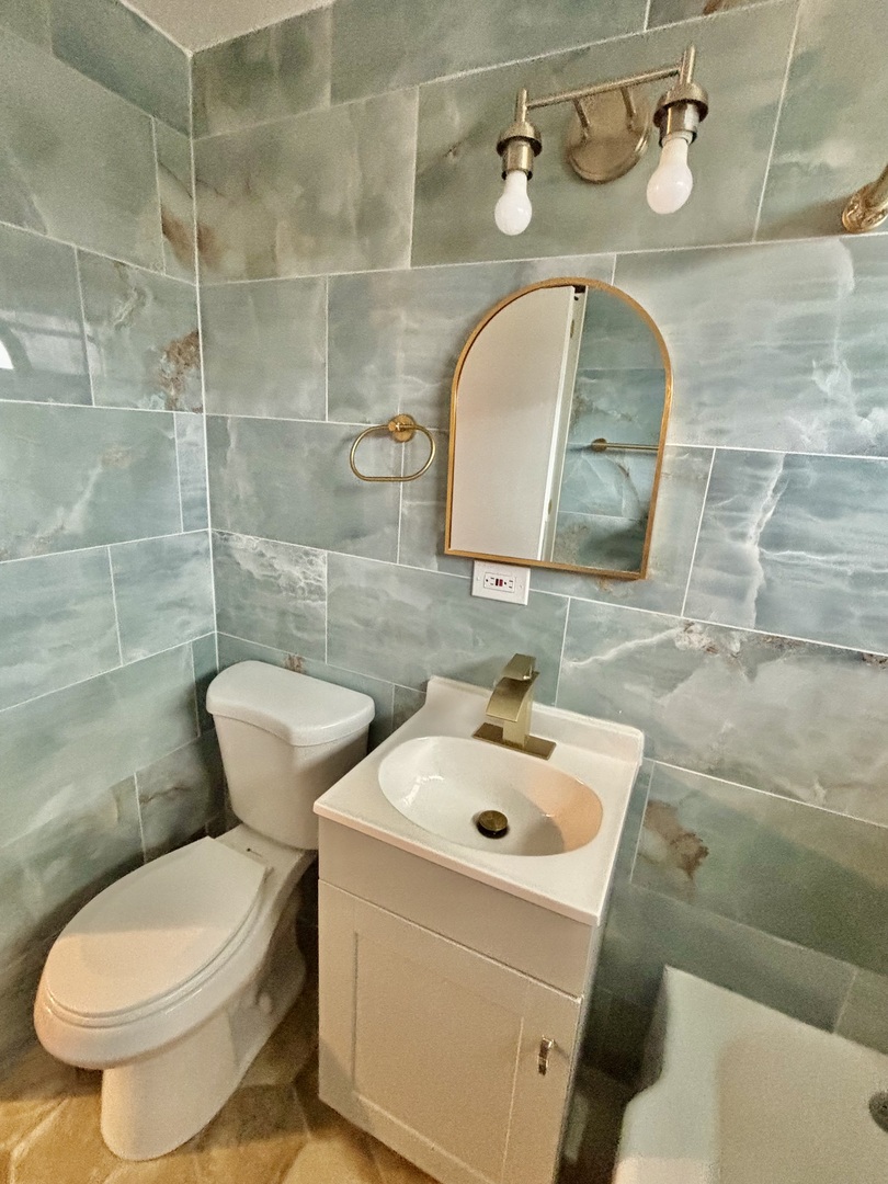 2134 West Rosemont Avenue Chicago IL 60659