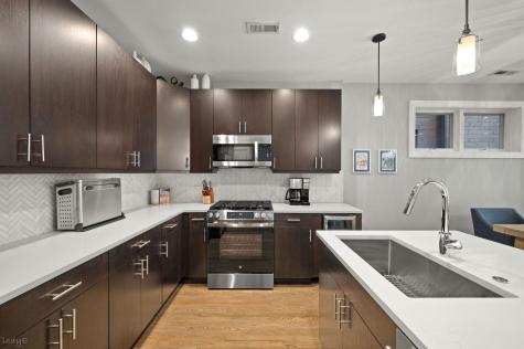689 North Peoria Street Chicago IL 60642