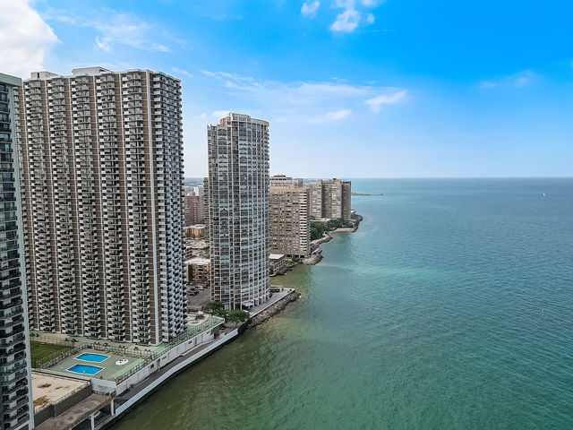 6033 North Sheridan Road Chicago IL 60660