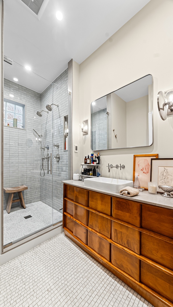 820 West Buckingham Place Chicago IL 60657