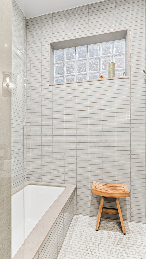 820 West Buckingham Place Chicago IL 60657