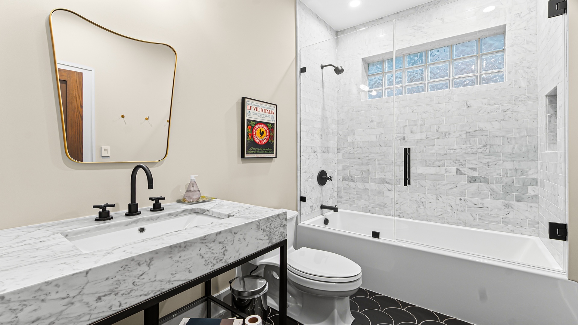 820 West Buckingham Place Chicago IL 60657