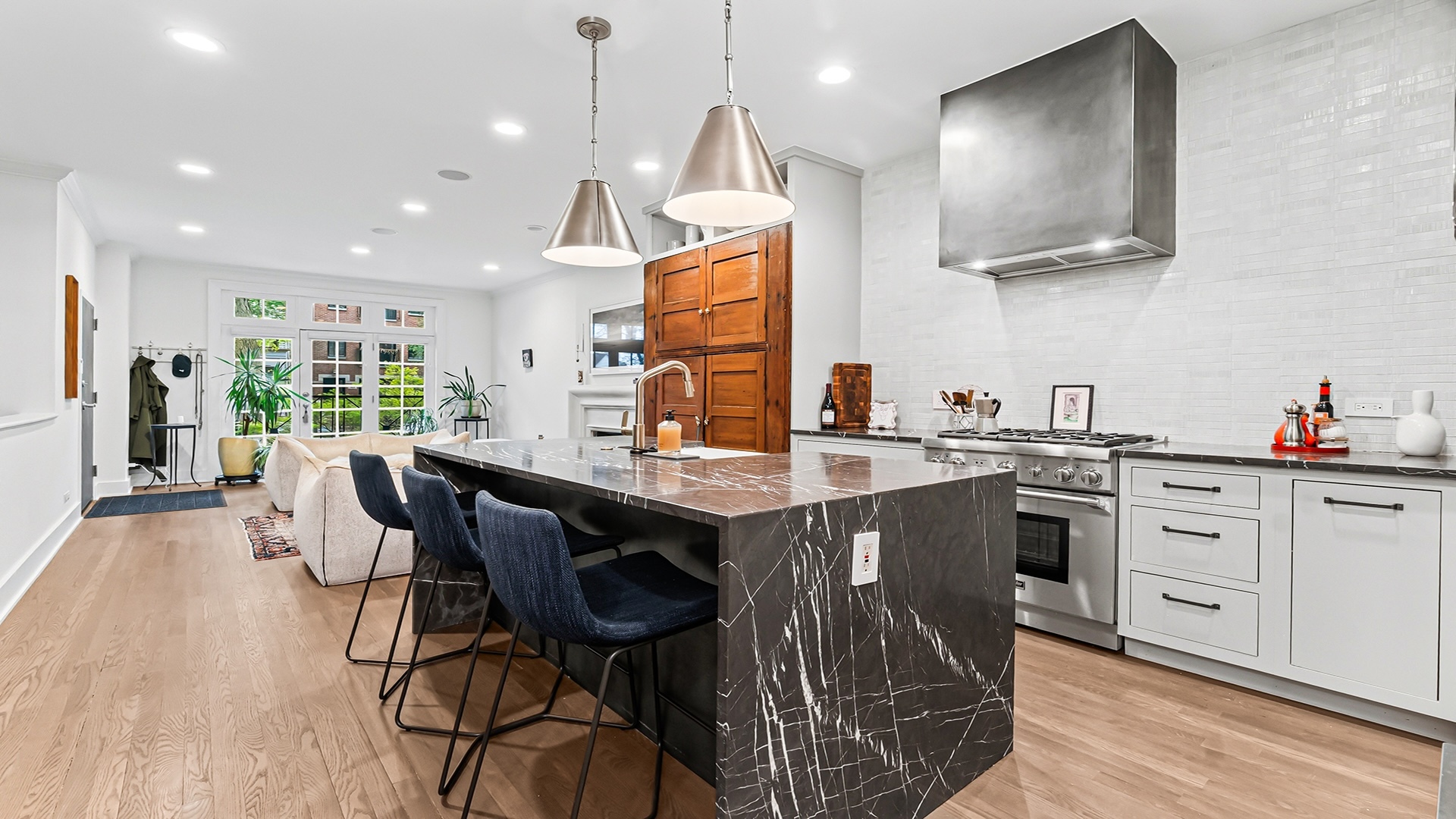820 West Buckingham Place Chicago IL 60657