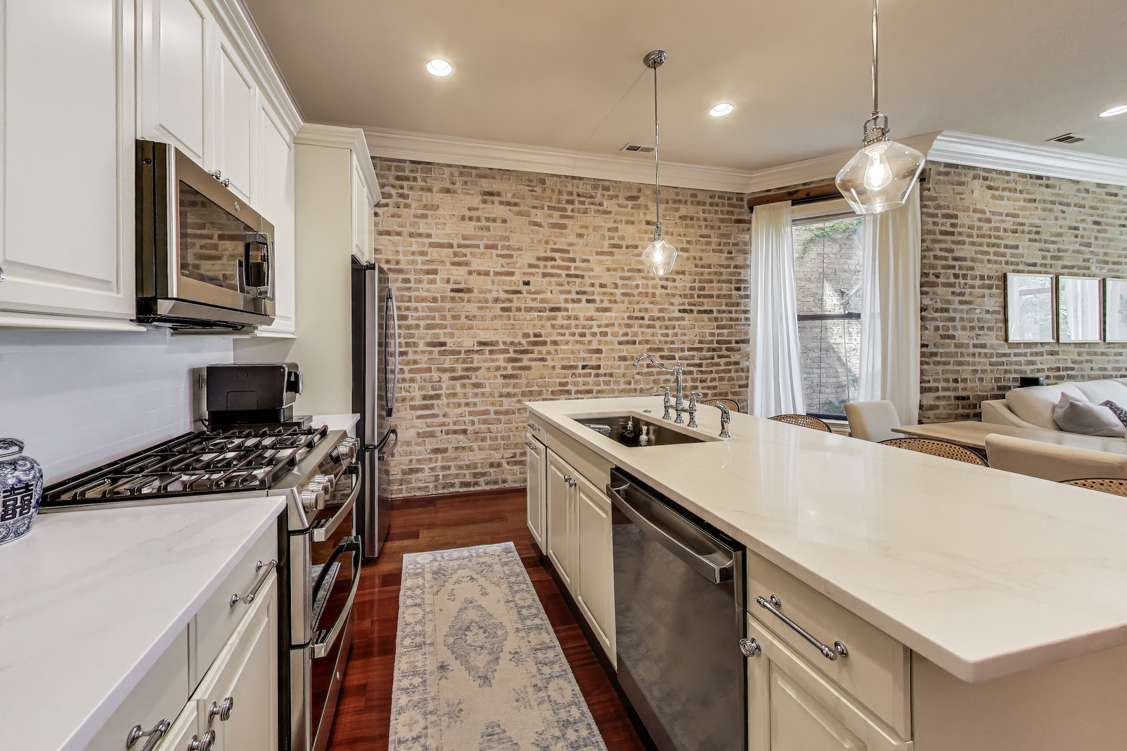 1420 West Belle Plaine Avenue Chicago IL 60613