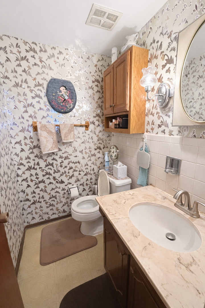 1320B Lore Lane Lombard IL 60148