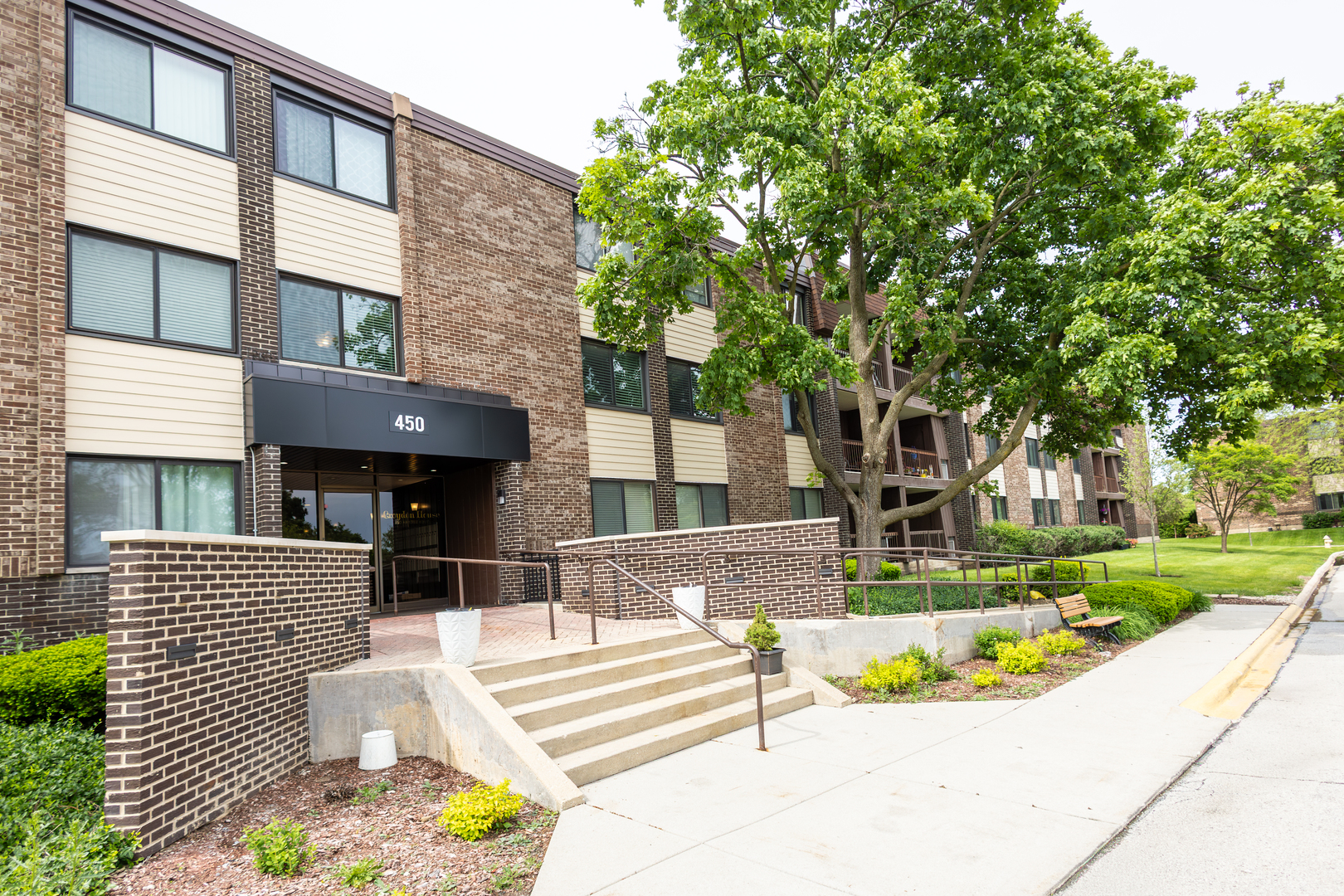 450 Raintree Court Glen Ellyn IL 60137