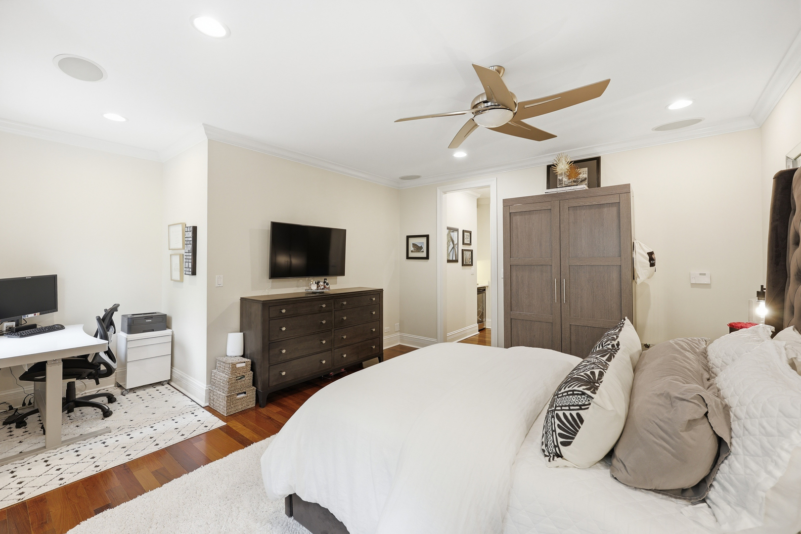 22 East Division Street Chicago IL 60610