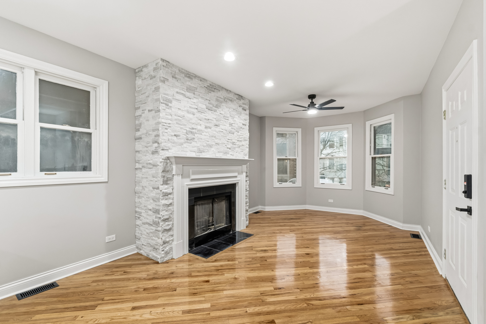 1531 West Oakdale Avenue Chicago IL 60657