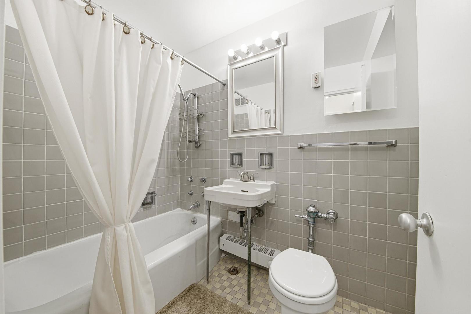 6118 North Sheridan Road Chicago IL 60660