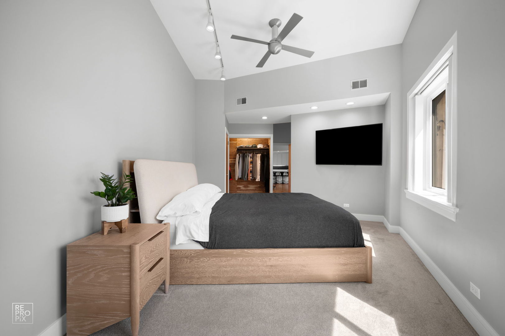 3325 North Lincoln Avenue Chicago IL 60657