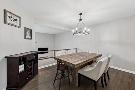 20 Oak Tree Court Elmhurst IL 60126
